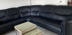 gemütliches Ecksofa mit dunkelblauem Leder