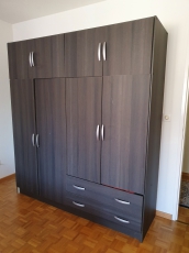 Stylischer geräumiger Kleiderschrank braun