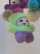 Herzige selbstgestrickte Zwergenmobile