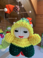 Herzige selbstgestrickte Zwergenmobile