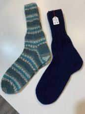 Schöne gestrickte Herrensocken