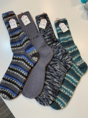 Schöne gestrickte Herrensocken