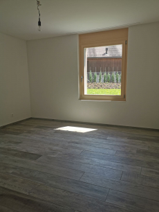 Helle, heimelige 2,5 Zi-Whg mit sonnigem Sitzplatz+Rasen EG