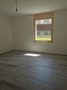 Helle, heimelige 2,5 Zi-Whg mit sonnigem Sitzplatz+Rasen EG