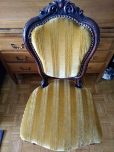 Alter Stuhl mit neuem Bezug