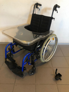 Rollstuhl mit Therapietisch
