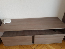 Zwei Vitrinen und ein Sideboard