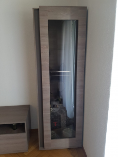 Zwei Vitrinen und ein Sideboard