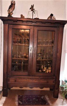 Vitrine und Sideboard abzugeben