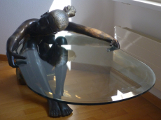 Glas-Tisch, sitzende Frau