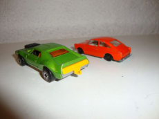 2 alte Spielzeugautos