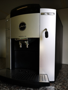 JURA IMPRESSA F90 Kaffeevollautomat Neu Revidiert