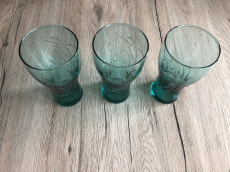 9 Gläser blau