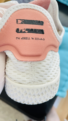 Weisse Adidas Turnschuhe Pharelle Williams.