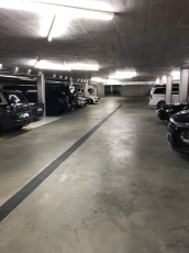 Einstellplatz in Garage für breites Fahrzeug zu vermieten