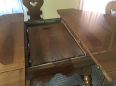 Tisch Antik gefertigt mit sechs Stühlen
