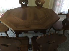 Tisch Antik gefertigt mit sechs Stühlen
