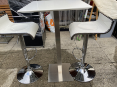Bistro Tisch mit zwei Sesseln