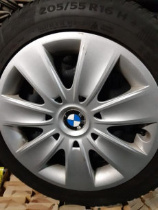 Komplette Winterpneu für einen BMW Touring 320i.