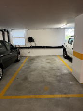 Parkplatz Tiefgarage mit Ladestation