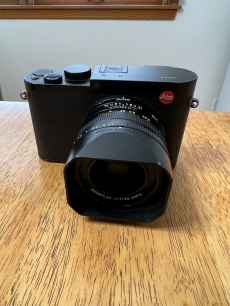 Leica Q Typ 116 mit Daumen und Griffen + Ersatzbatterien