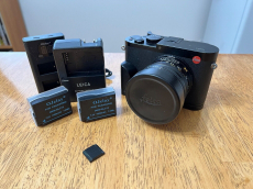 Leica Q Typ 116 mit Daumen und Griffen + Ersatzbatterien
