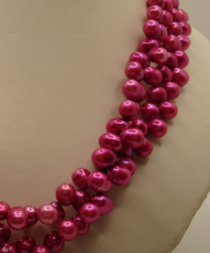 Elegantes zweireihige tropfenförmige Perlen Collier