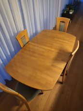 Ausziehbarer Esstisch aus Holz mit 5 Stühlen 350.00