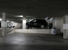 Parkplatz in Einstellhalle mit privater Ladestation zu vermieten