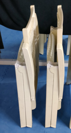 Zwei weisse Klappsessel mit 3-Fach verstellbarer Rückenlehne