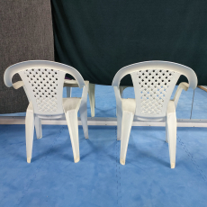 Zwei weisse Gartenstühle aus Kunststoff