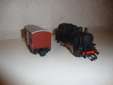 Dampflok mit Güterwagen