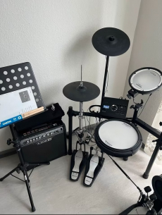 Roland TD-17KVX mit Roland RDH-102 Double-Bassdrum-Pedal.
