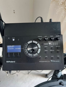 Roland TD-17KVX mit Roland RDH-102 Double-Bassdrum-Pedal.