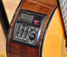 Klassische Gitarre mit Tonabnehmern - Takamine GC3