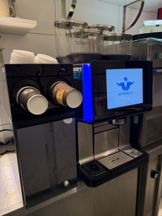 WMF 9000S PLUS , 4 Mühlen , Milchkühler + Becherspender