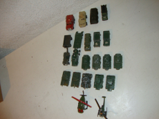 Diverse Militärfahrzeuge