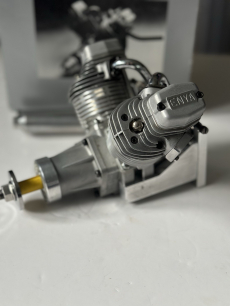 VT 240 Enya V Twin Viertakt Glühmotor