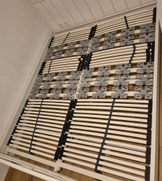 Bettgestell 160x200 inkl. Nachttisch & Lattenrost. Top-Zustand
