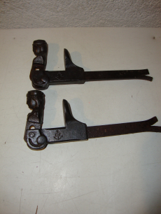 2 Alte Fensterladenhalter