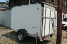 Kastenanhänger mit Auffahrrampe und Innenbeleuchtung 1300kg