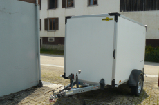 Kastenanhänger mit Auffahrrampe und Innenbeleuchtung 1300kg