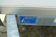 Kastenanhänger mit Auffahrrampe und Innenbeleuchtung 1300kg