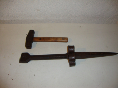 Dengelstock mit Hammer