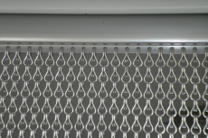 Türvorhang aus eloxierten Aluminiumketten 