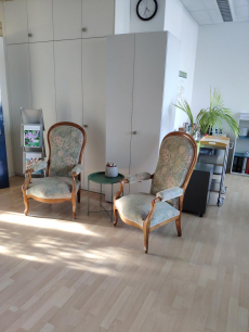 Büroauflösung: Möbel und Pflanzen preiswert abzugeben 