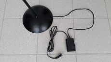 Gratis: Schwarze Stehlampe