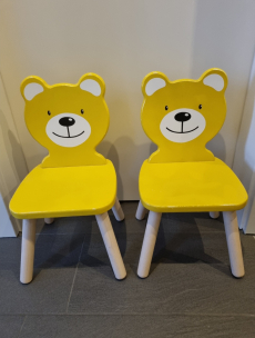 Hochwertiger Kindertisch mit 2 Bärchenstühlen aus Massivholz