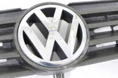 VW Passat 3B Kühlergrill Grill mit VW Zeichen Emblem 3B0853653C