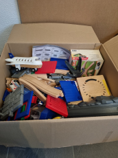 Grosses Set Eisenbahn oder Zug mit Holzschienen